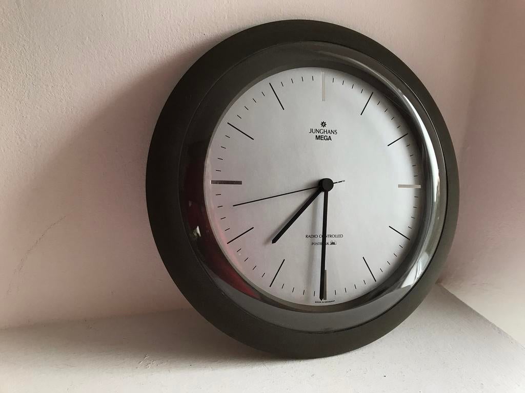 Junghans Germany Mega wandklok radiocontrolled Postbank, Ophalen of Verzenden, Gebruikt, Analoog, Wandklok
