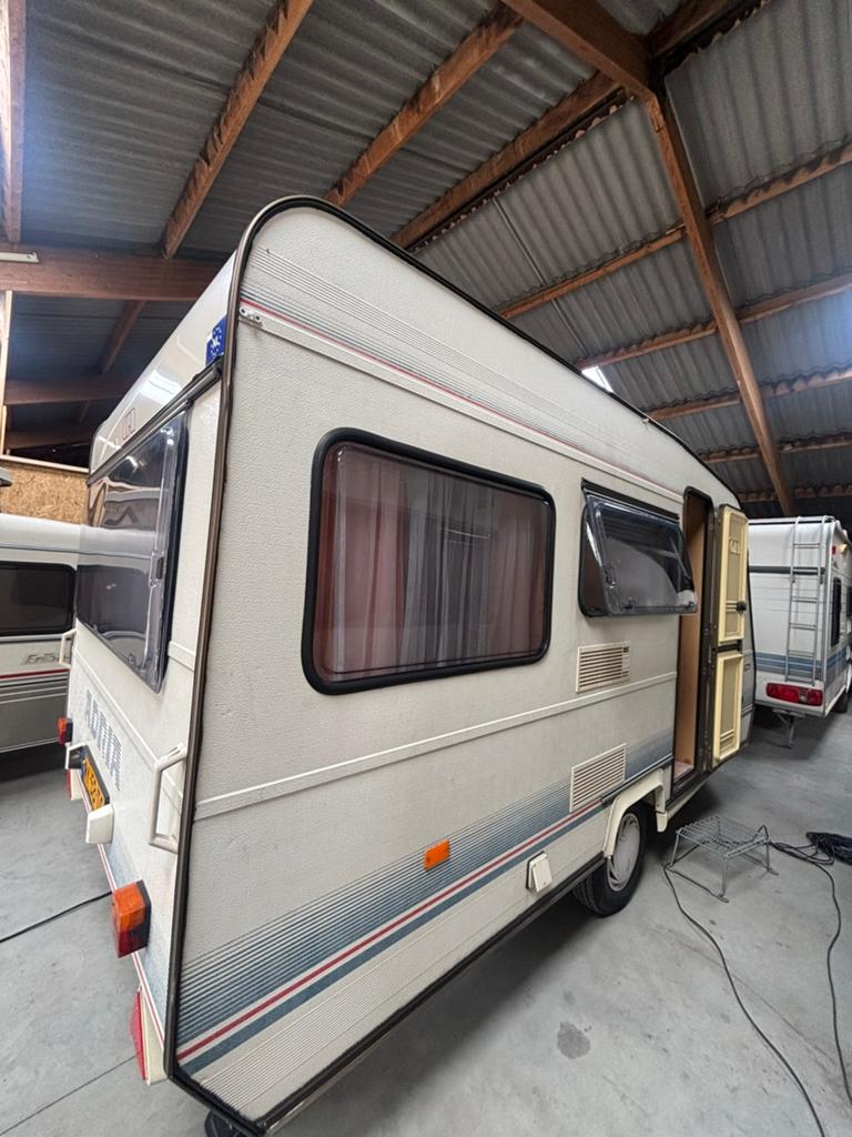 Leuke beginners caravan adria met voortent, Caravans en Kamperen, Caravans, Treinzit, Adria, 500 - 750 kg, Tot en met 4