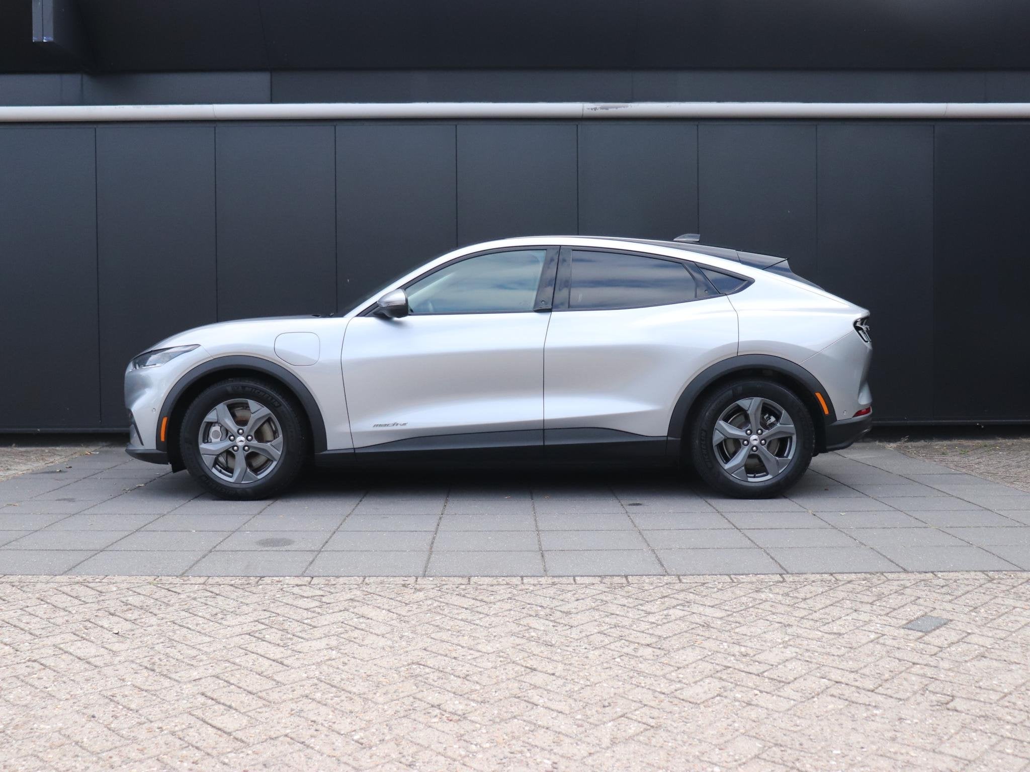 Ford Mustang Mach-E RWD 75 kWh | LEDER | PANO | TREKHAAK | 3, Automaat, Gebruikt, 750 kg, 258 pk