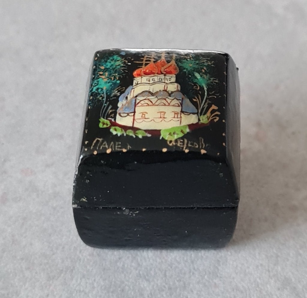 Bijzonder mini Russisch lakdoosje - gesigneerd - 2x2cm, Ophalen of Verzenden