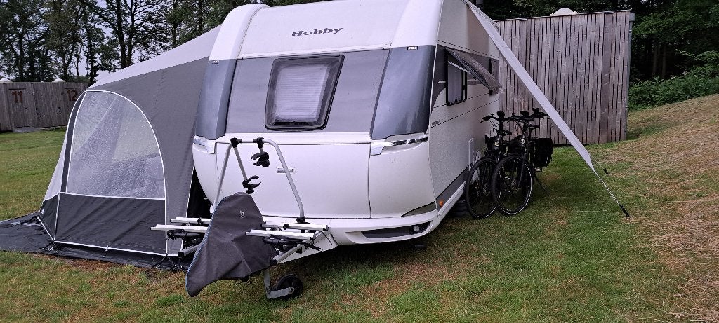 Te koop: Hobby caravan 2021 met luifel en accessoires., Ophalen, Zo goed als nieuw