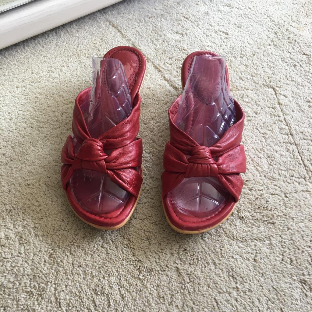 Dames Clarks rood leren sleehak muilen maat 40 (UK6,5), Clarks, Gedragen, Rood, Sandalen of Muiltjes