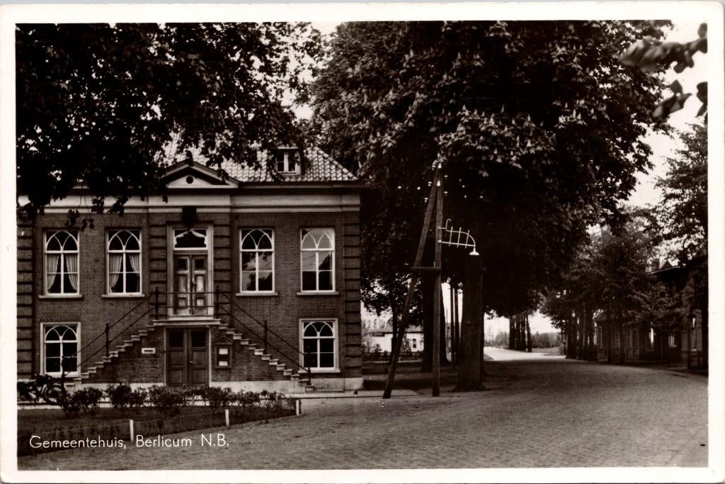 Berlicum - Gemeentehuis, Verzamelen, Ansichtkaarten | Nederland, Verzenden, 1940 tot 1960, Gelopen, Noord-Holland