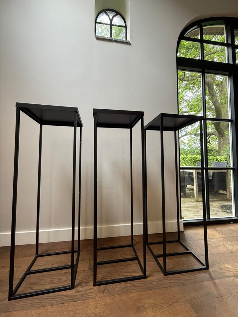 Zwarte metalen sokkels 121 cm hoog, Huis en Inrichting, Woonaccessoires | Zuilen en Pilaren, Ophalen of Verzenden, Zo goed als nieuw