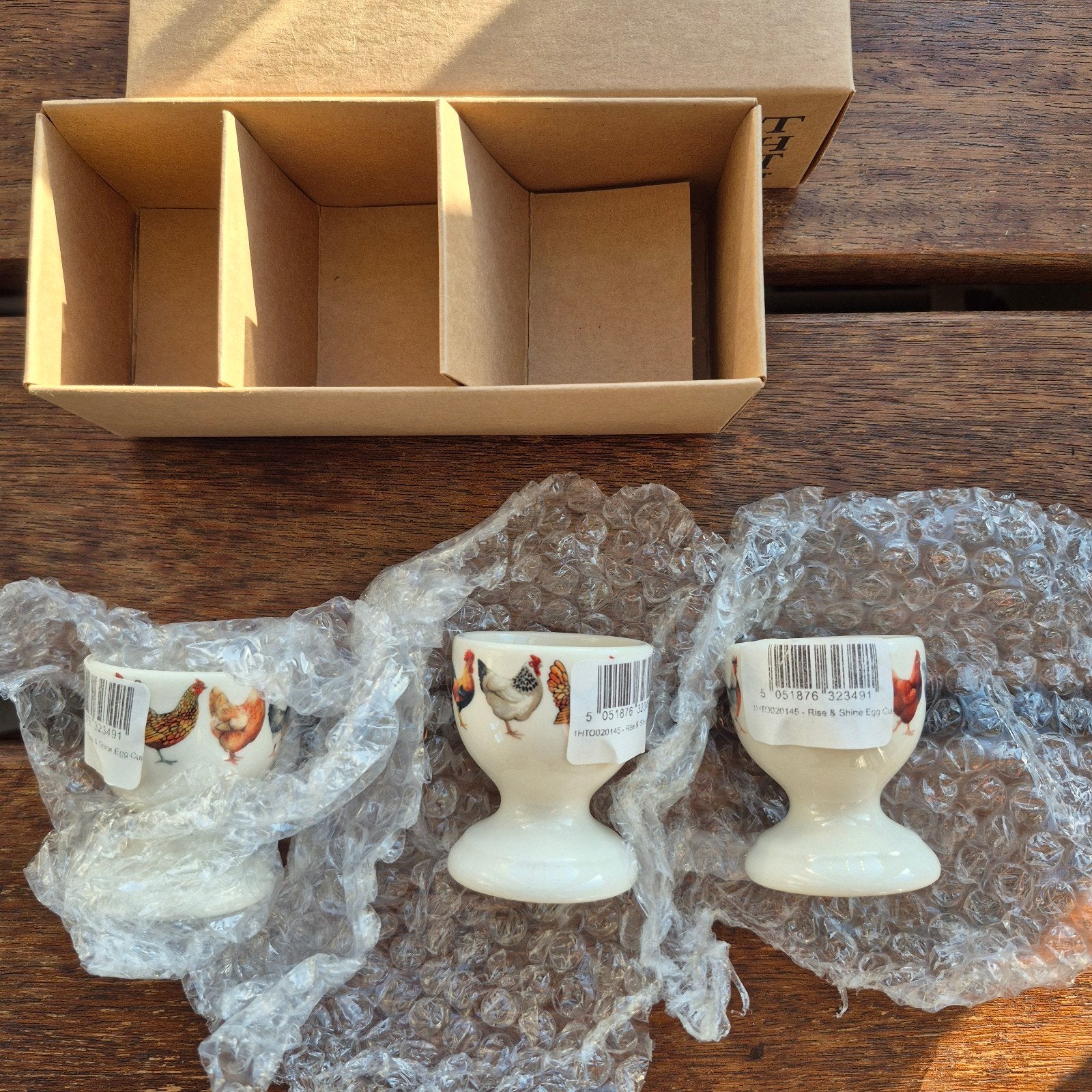 Emma Bridgewater box-set 3 eierdopjes Lots of Chickens nieuw, Huis en Inrichting, Keuken | Servies, Overige typen, Nieuw, Ophalen of Verzenden