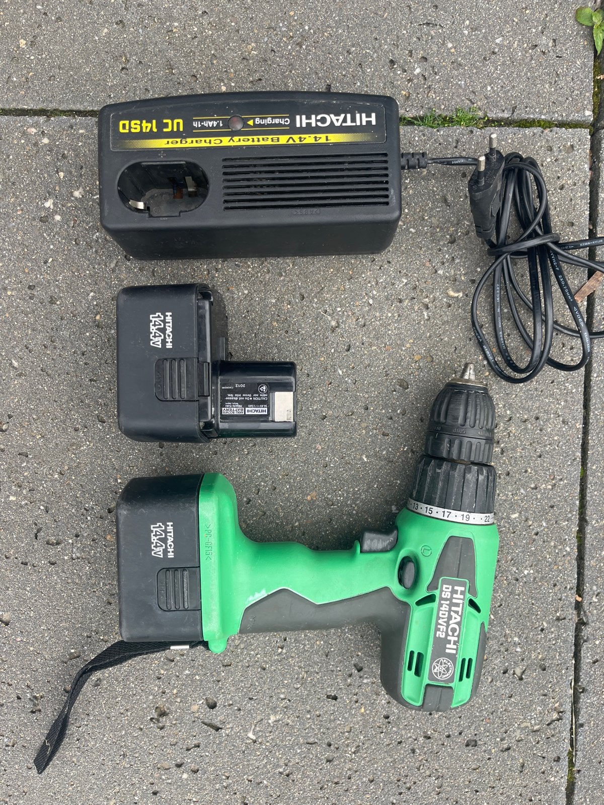 Hitachi DS 14DVFB Boor- en Schroefmachine met 2x Accu+Lader, Doe-het-zelf en Verbouw, Gereedschap | Boormachines, Gebruikt, Variabele snelheid