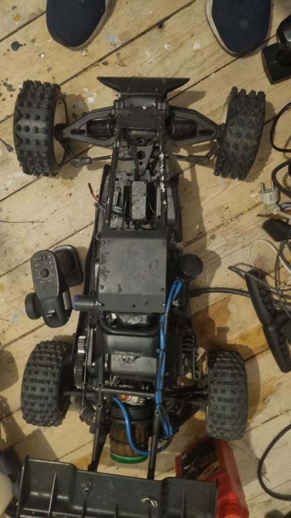 2 RC auto's op benzine met zender, ontvanger en kever kappen, Ophalen