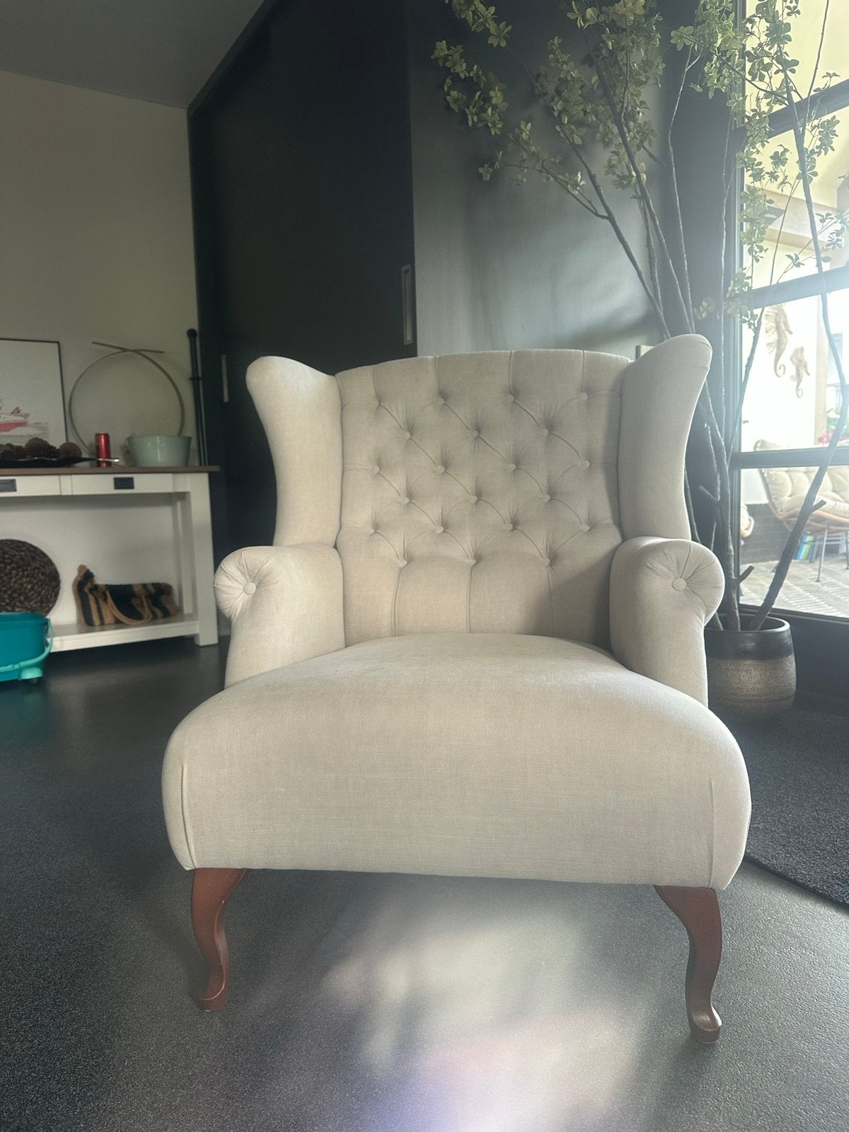 Olav oorfauteuil – Luxe designstoel in uitstekende staat, Huis en Inrichting, Ophalen, Zo goed als nieuw, Stof, 75 tot 100 cm