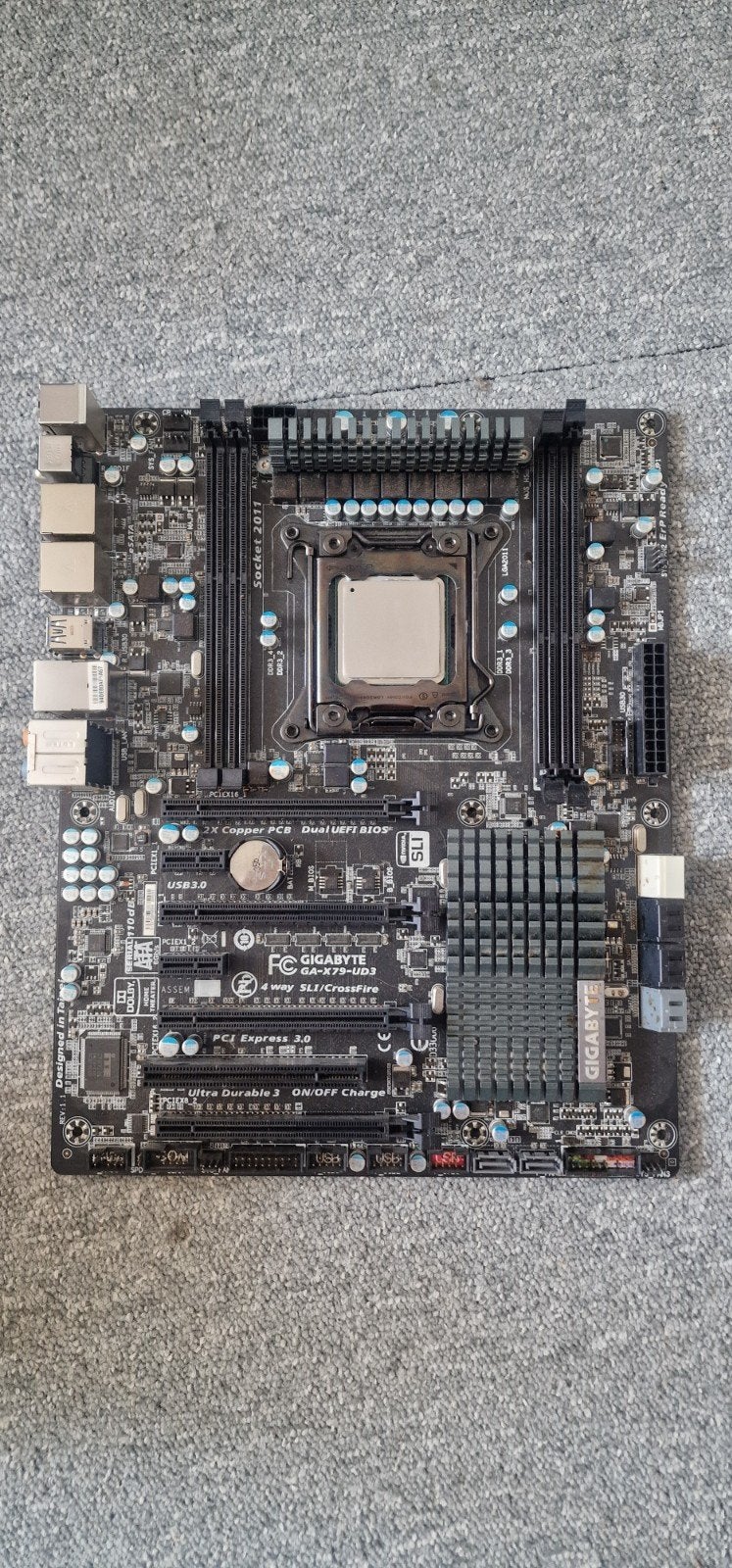 Gigabyte GA-X79-UD3 met Intel Core i7-3820(defect!), Computers en Software, DDR3, Ophalen of Verzenden, ATX, Niet werkend