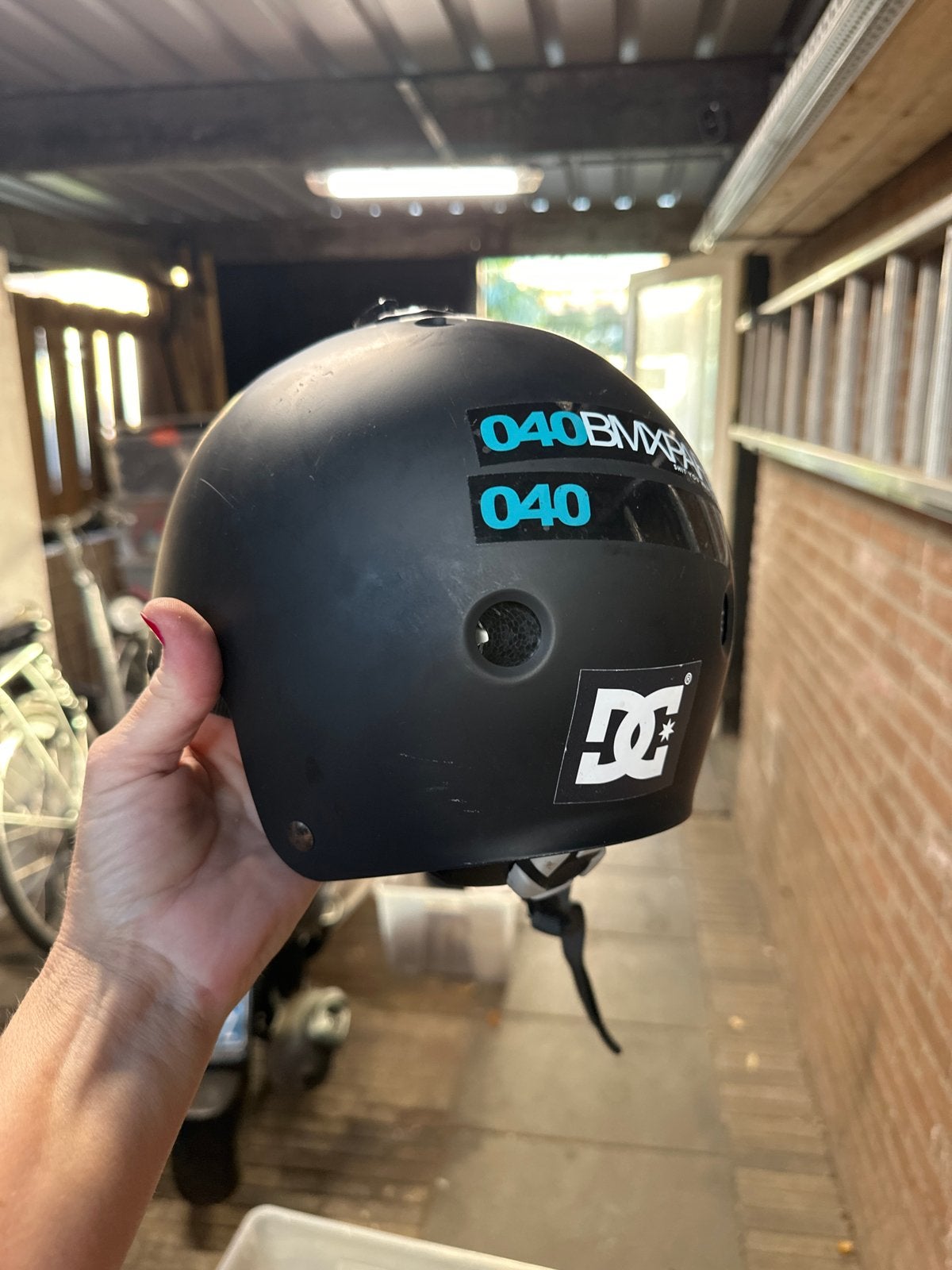 Gratis: Zwarte BMX/Skate Helm met Stickers, Ophalen, Gebruikt, Overige maten, Heer of Dame