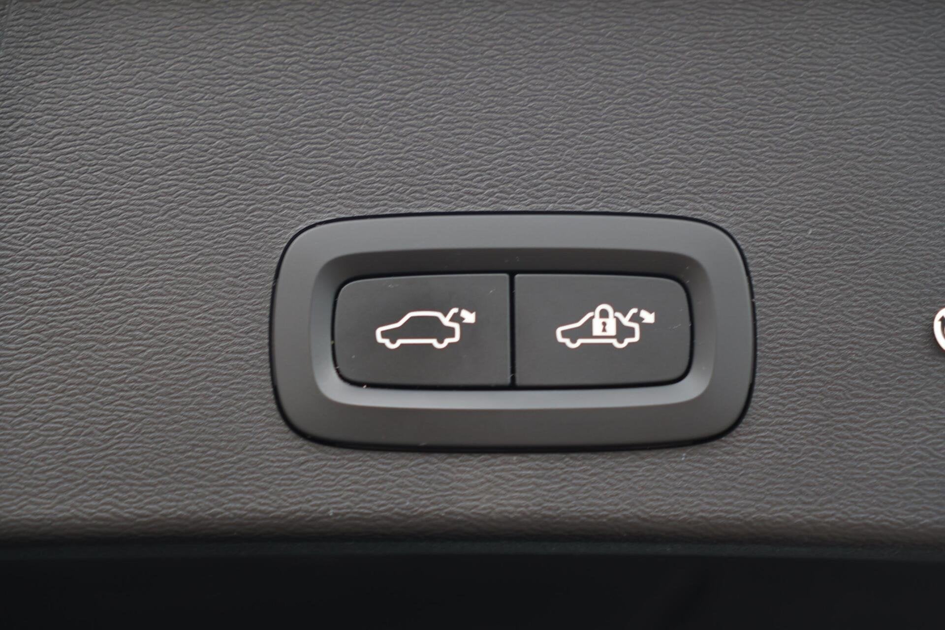 Foto 17 van Volvo XC40 T4 Recharge R-Design | Stoelverwarming | Trekhaak