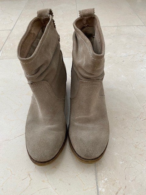 Beige enkellaarzen maat 37 met gekleurde bies, Kleding | Dames, Beige, Lage of Enkellaarzen, Ophalen of Verzenden, Gedragen