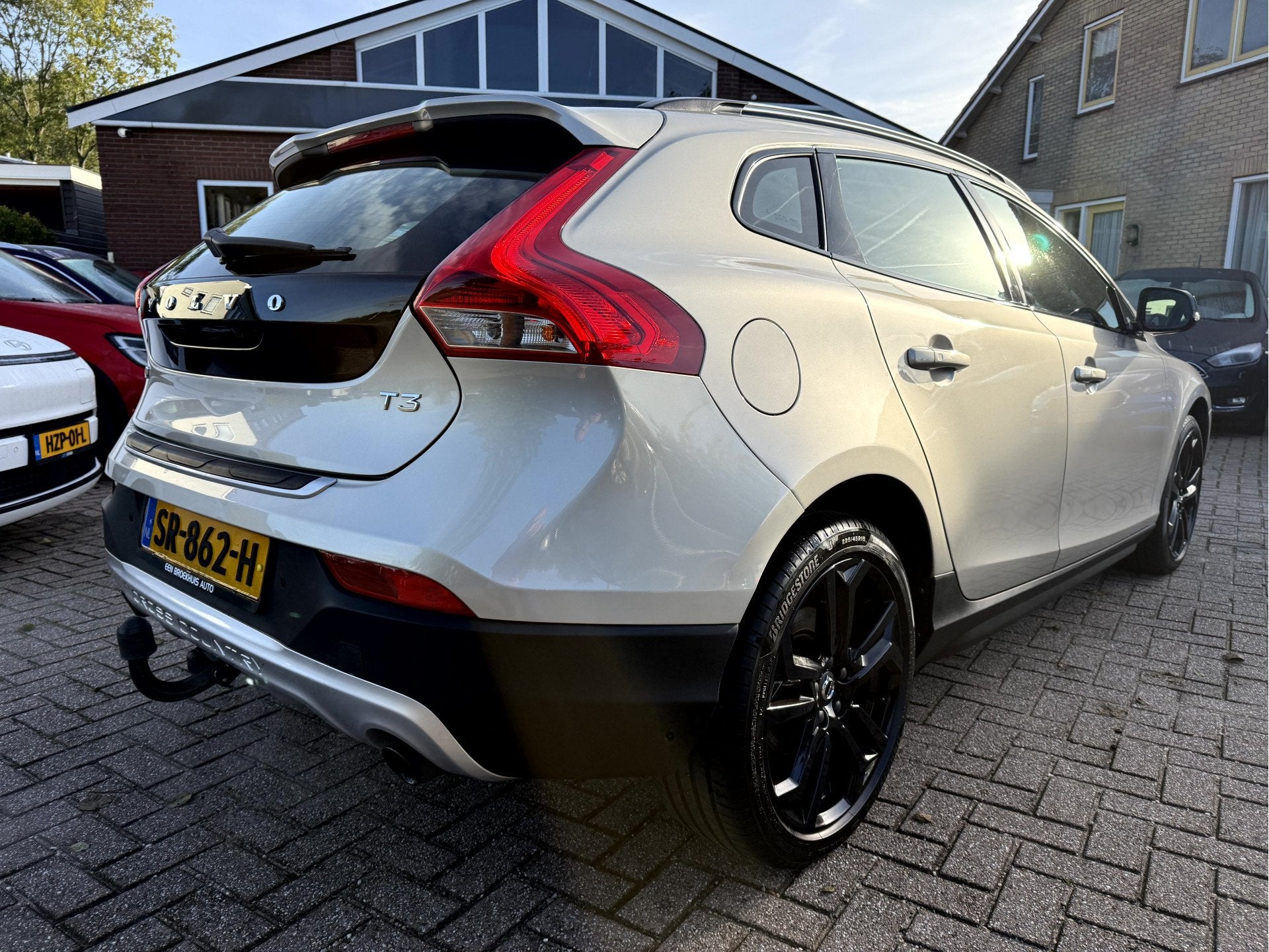 Volvo V40 Cross Country 1.5 T3 Nordic+ Luxury Panoramadak, 1, Auto's, Dealer onderhouden, 700 kg, Beige, Bedrijf