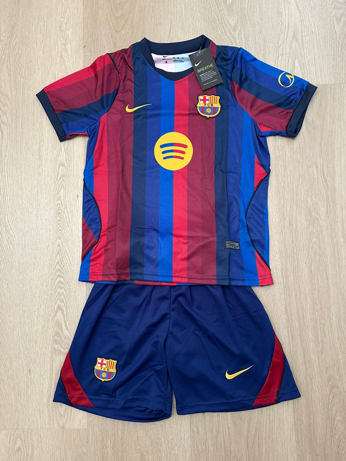 Barcelona  26/27 shirt en broekje kindersetje, Maat XS of kleiner, Ophalen, Nieuw, Shirt