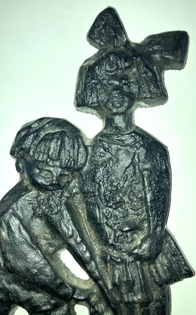 Vintage 1960 Gietijzer Plaquette Jongen Meisje Hond, Antiek en Kunst, Ophalen