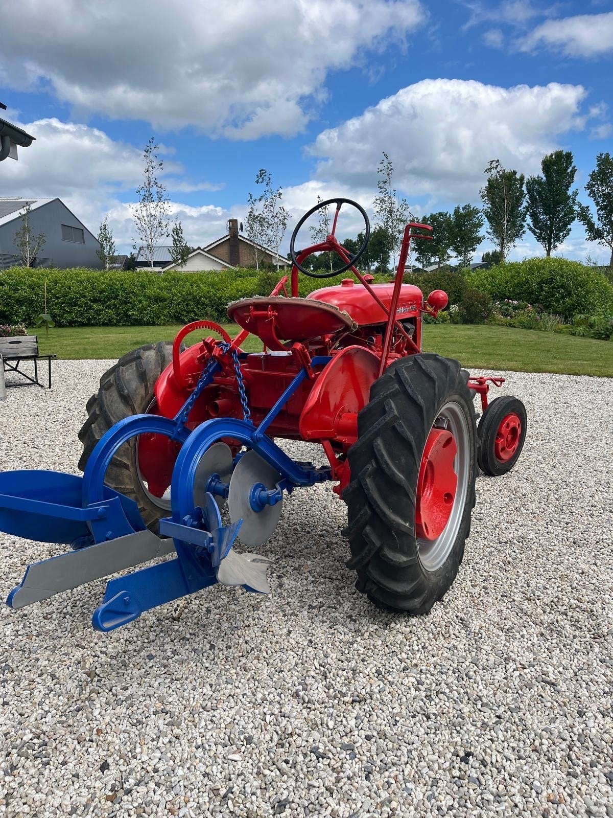 Franse Farmall Cub Oldtimer Tractor met ploeg, Ophalen