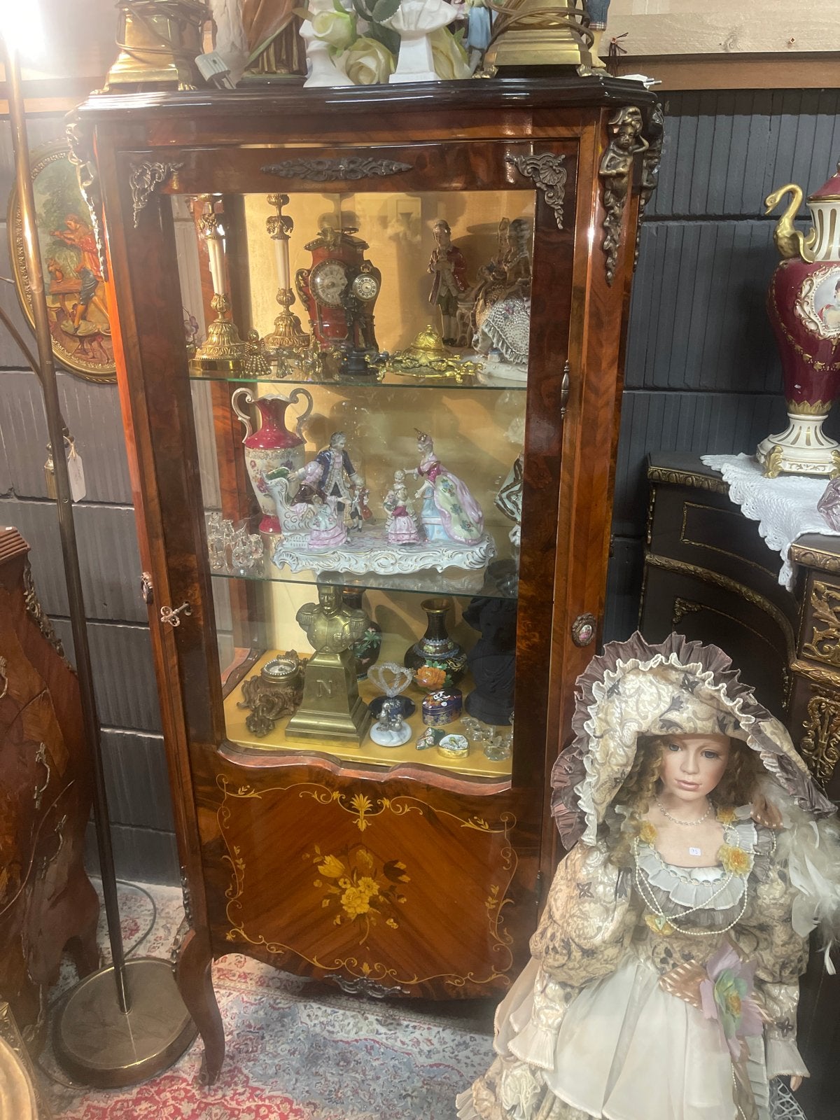Antieke Vitrinekast met Intarsia en Bronzen Ornamenten, Ophalen