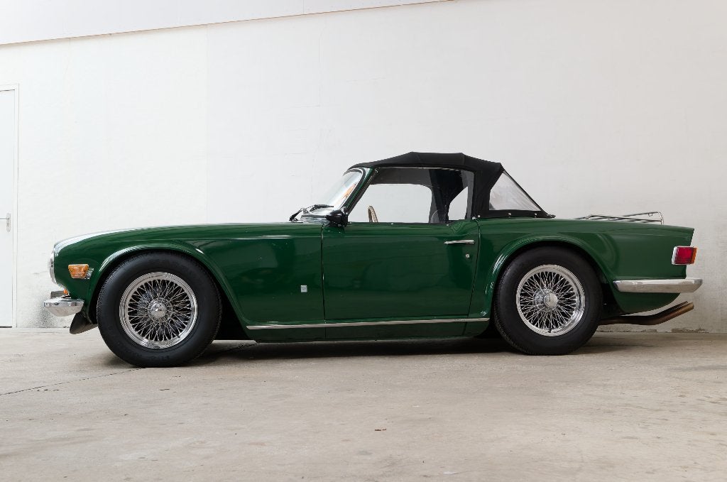 Triumph TR 6 | Overdrive | Chrome spaakwielen, Auto's, Oldtimers, 2500 cc, Achterwielaandrijving, Zwart, Cabriolet
