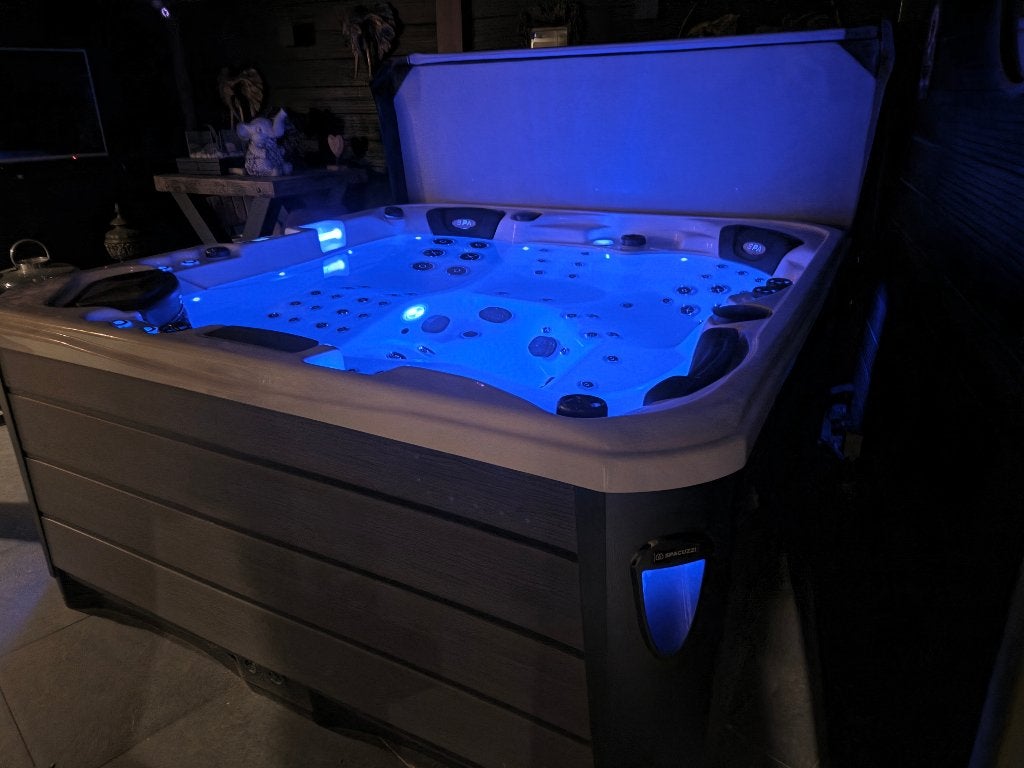 Luxe 5-6 Pers Jacuzzi. Topmassage nieuwstaat, Ophalen, Zo goed als nieuw, Afdekzeil, Vast
