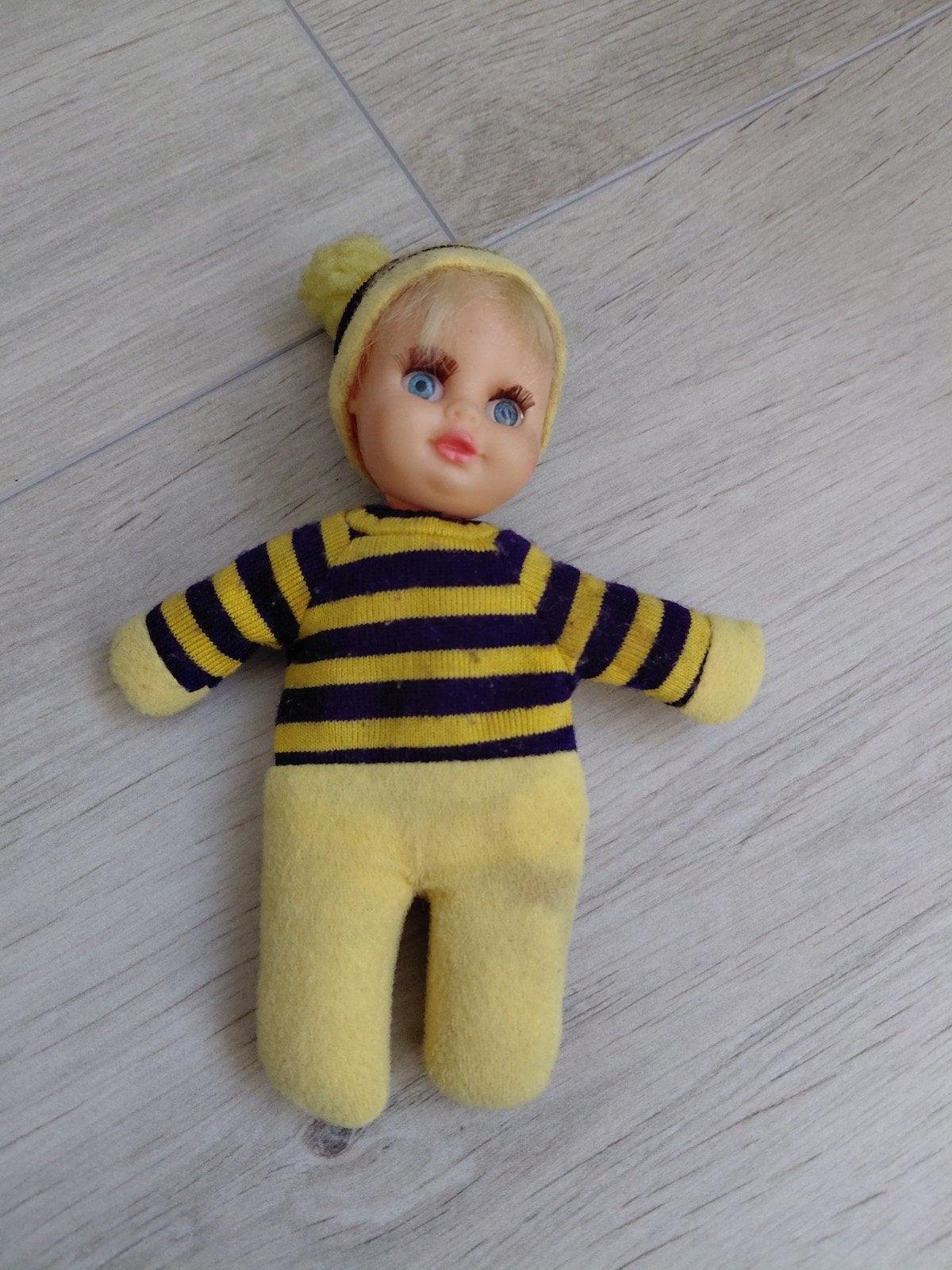 Lucifer poppetje in geel/paars gestreepte outfit, Verzamelen, Ophalen of Verzenden, Gebruikt, Pop