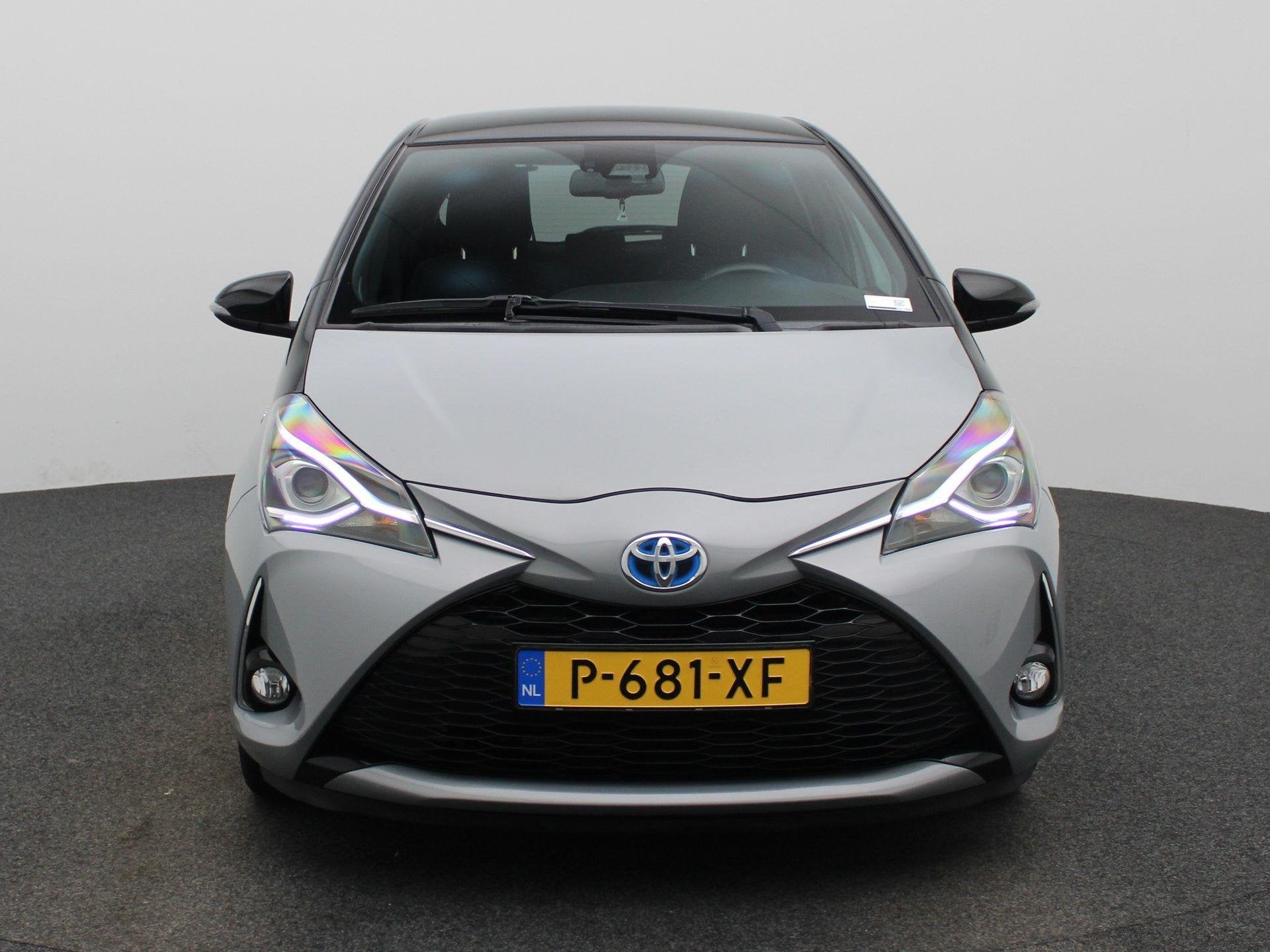 Toyota Yaris 1.5 Hybrid Design Red | Automaat | Achteruitrij, Auto's, 12 maanden, Gebruikt, Euro 6, 4 cilinders