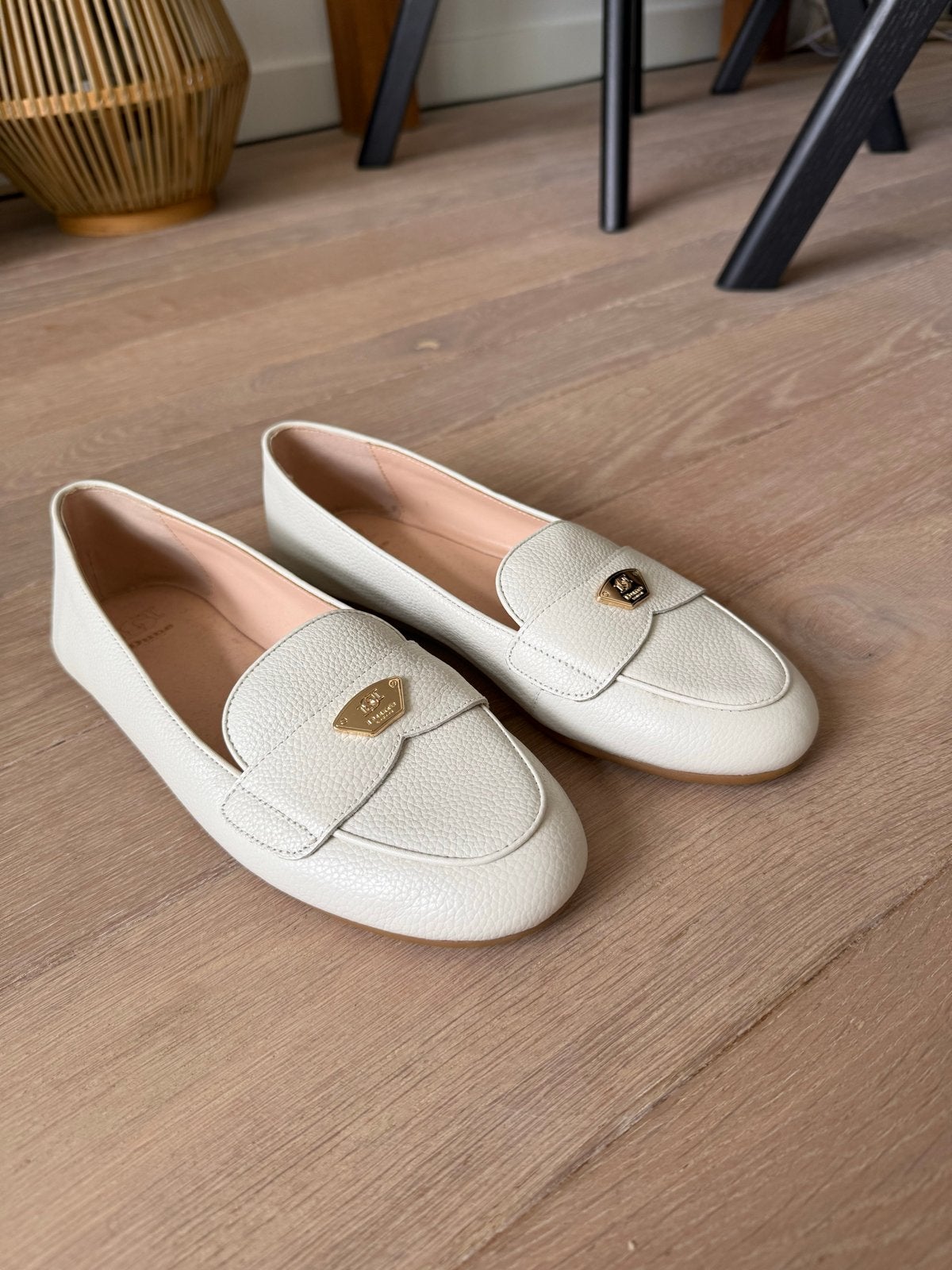 Witte leren instappers met gouden detail mt. 38, Kleding | Dames, Ophalen of Verzenden, Zo goed als nieuw, Wit, Instappers