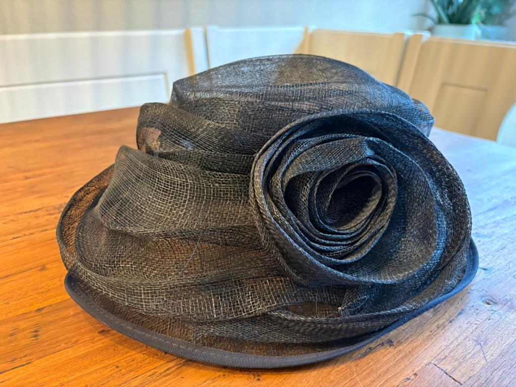 Donkerblauwe dameshoed, Kleding | Dames, Hoeden en Petten, Ophalen, Zo goed als nieuw, One size fits all