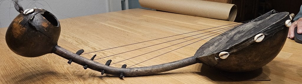 Keniaanse boogharp (adungu) – dubbele kalebas – handgemaakt, Ophalen of Verzenden, Gebruikt