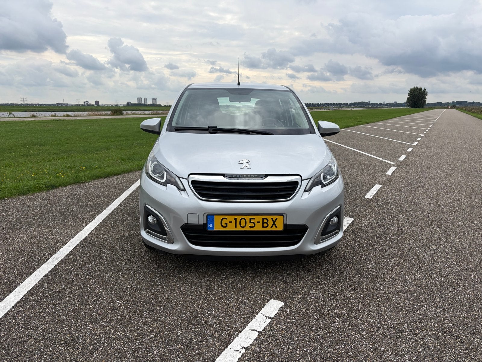 Peugeot 108, achteruitrijcamera, lichtmetalen velgen, Voorwielaandrijving, Stof, 4 stoelen, Origineel Nederlands