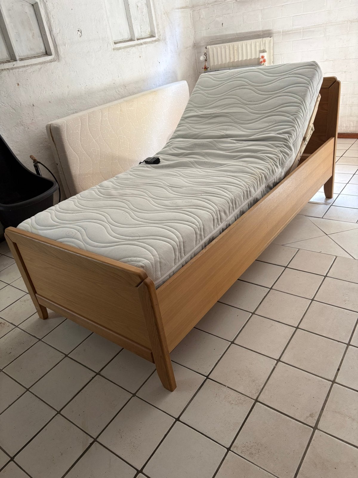 Seniorenbed met electrisch verstelbare lattenbodem, Huis en Inrichting, Slaapkamer | Bedden, Ophalen, 90 cm, Eenpersoons, Bruin