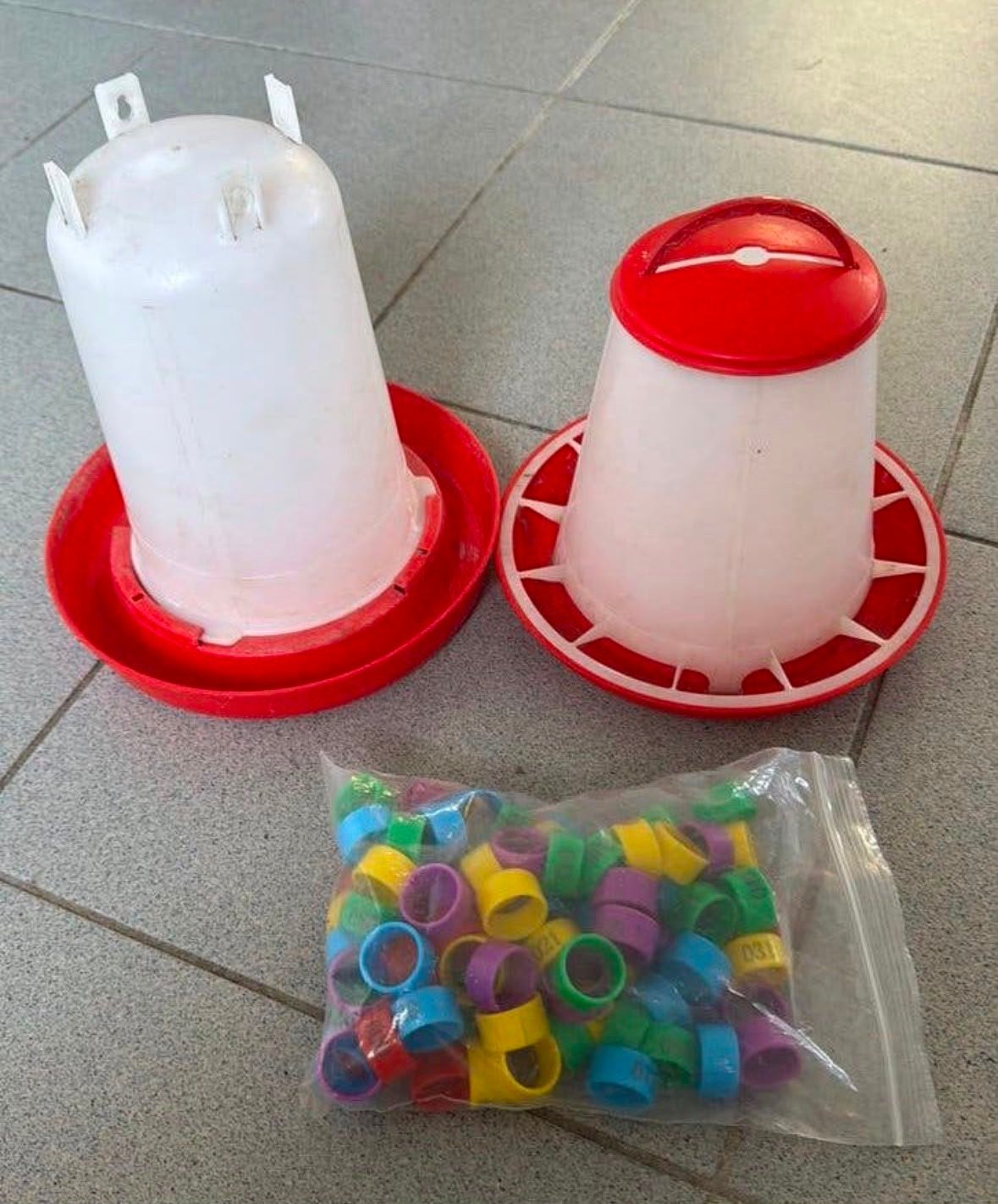 Kippen voerbak, drinkbak + pootringen, Ophalen of Verzenden, Zo goed als nieuw, Drinken en Voederen