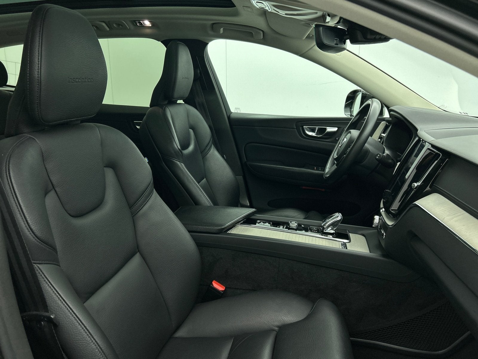 Volvo XC60 2.0 T8 Twin Engine AWD Momentum Pro | Trekhaak |, Gebruikt, 138 €/maand, Bedrijf, XC60