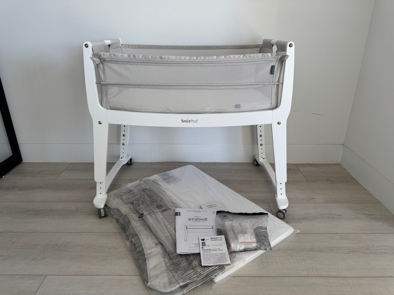 Nieuw! SnuzPod Studio Bedside Crib Paris Co-Sleeper Wieg Wit, Ophalen, Nieuw, Wieg