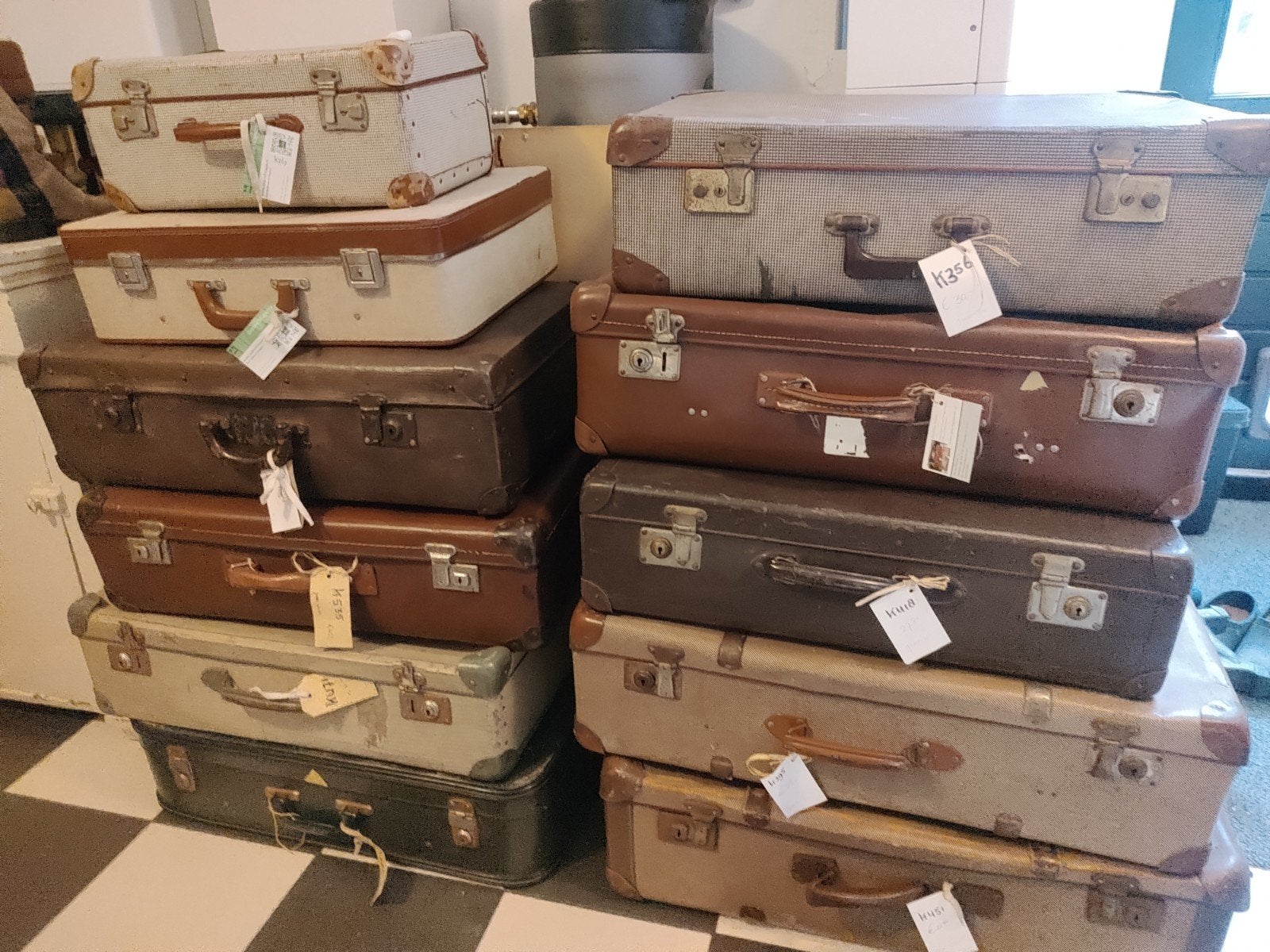 Foto 5 van KOFFERS vintage leder, vulcanfibre, karton,