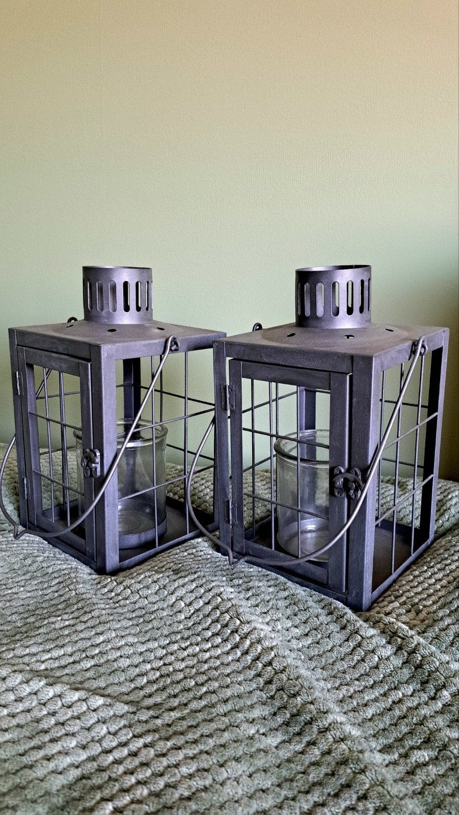 Set van 2 metalen lantaarns met glazen houders, Huis en Inrichting, Woonaccessoires | Kandelaars en Kaarsen, Gebruikt, Lantaarn