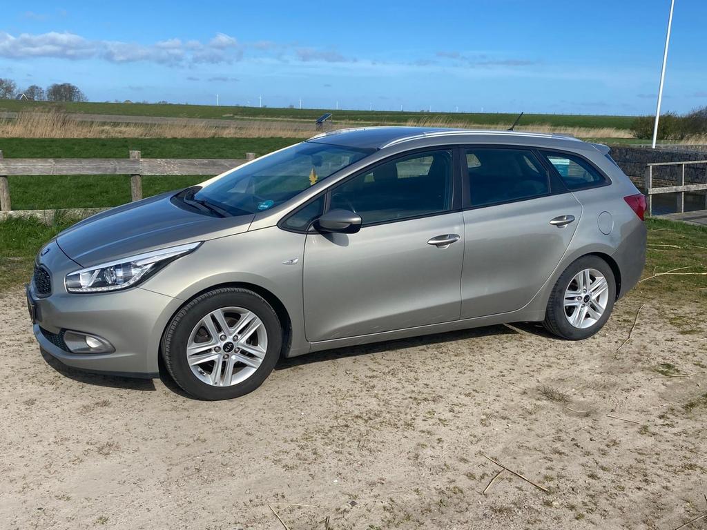 CEE D SPORTSWAGON 1.6GDI 99KW BUSINESSLINE APK 2027, Auto's, Voorwielaandrijving, 1591 cc, 4 cilinders, Origineel Nederlands