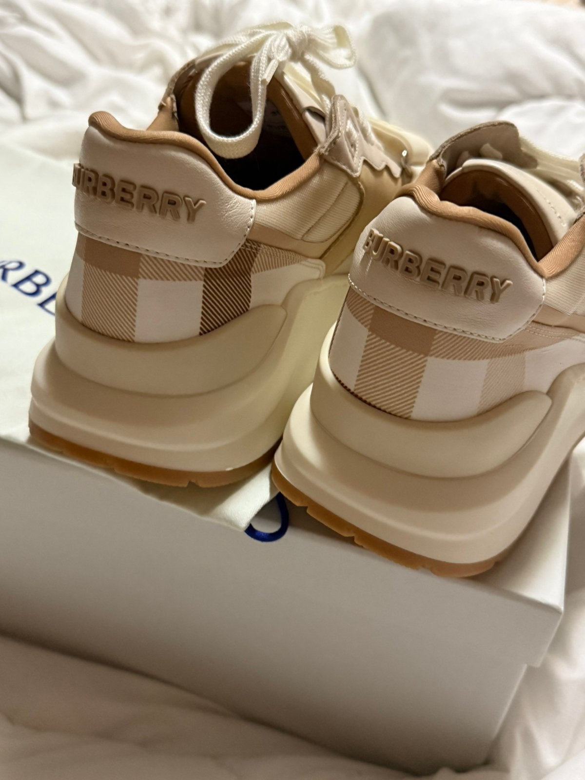 Burberry schoenen, Kleding | Dames, Schoenen, Beige, Ophalen of Verzenden, Sneakers of Gympen, Zo goed als nieuw