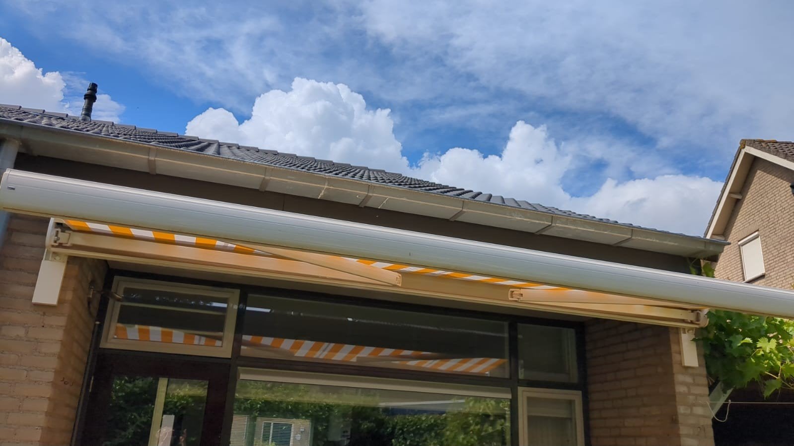 Somfy zonnescherm geel met wit streep 4 meter breed, Ophalen, Elektrisch, Zo goed als nieuw, 150 tot 300 cm