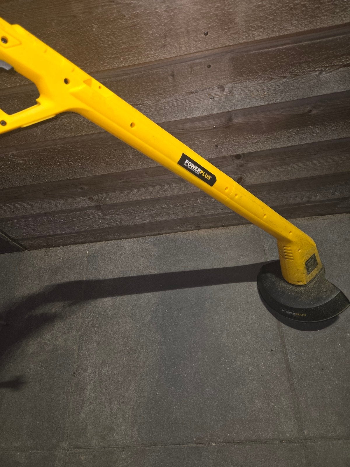 Kantjesmaaier / Trimmer PowerPlus incl. extra draad, Tuin en Terras, Grasmaaiers, Gebruikt, Elektrische grasmaaier, Minder dan 30 cm