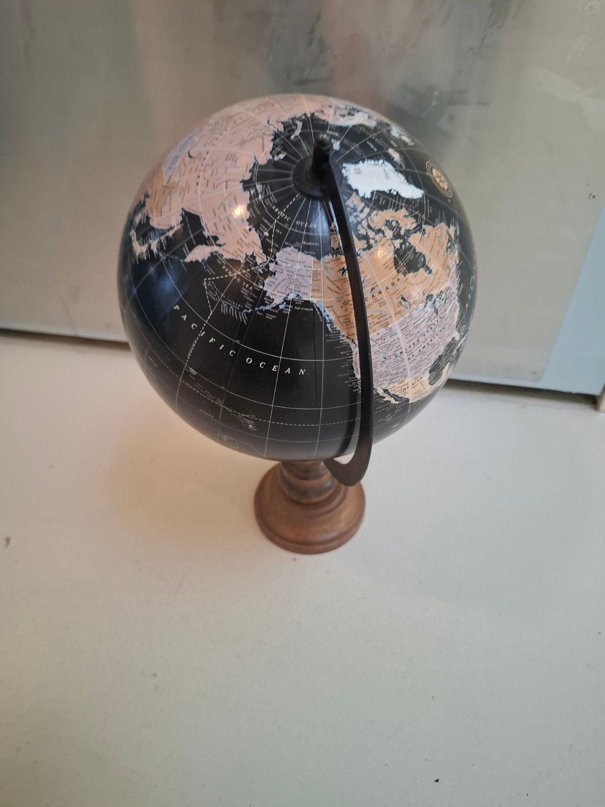 Decoratieve Wereldbol met Houten Voet, Ophalen, Gebruikt, Draaibaar, Staatkundige wereldbol