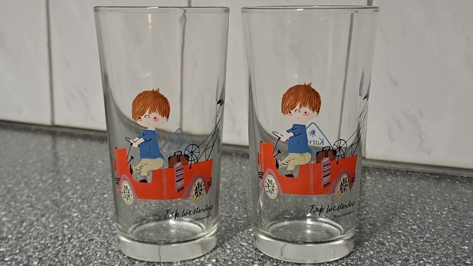 2 Fiep Westerdorp glazen met jongen in auto, Huis en Inrichting, Keuken | Servies, Glas of Glazen, Fiep Amsterdam bv, Onbekend
