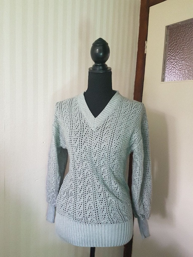 Nieuw mooie elegante grijze ajour trui met openingen M 38/40, Maat 38/40 (M), Verzenden, Nieuw, Courtelle