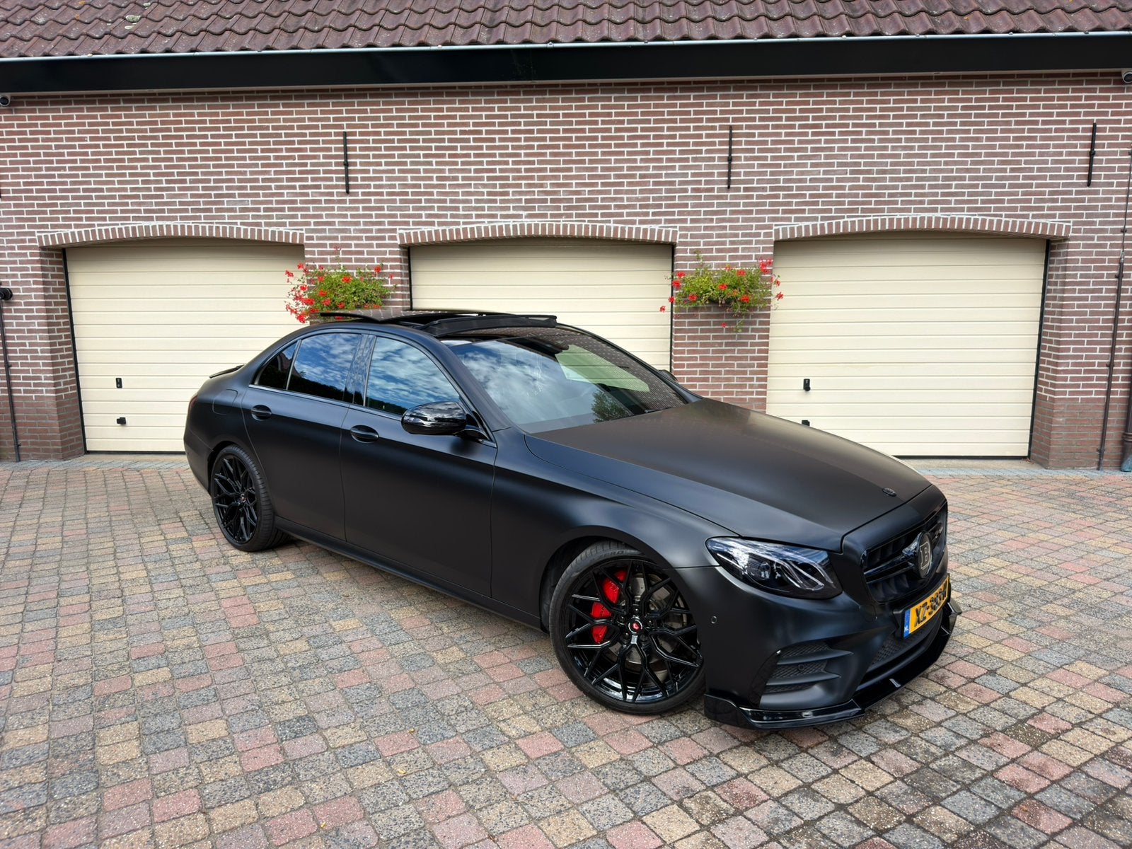 Foto 7 van Mercedes-Benz E 200 | BRABUS/AMG styling | MAT ZWART |