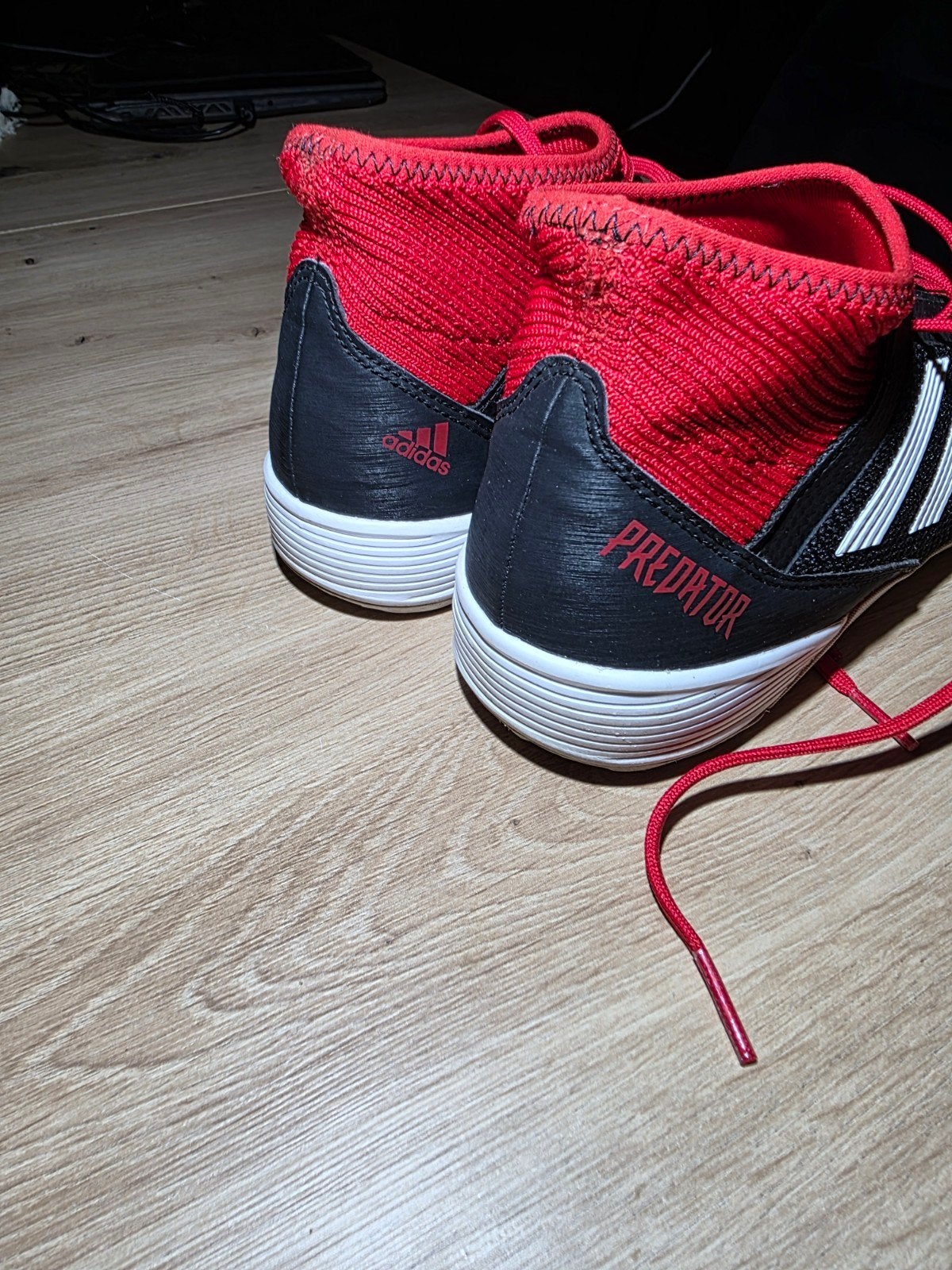 Adidas Predator 18.3 Indoor Voetbalschoenen - Zwart/Rood/Wit, Ophalen of Verzenden, Zo goed als nieuw, Schoenen