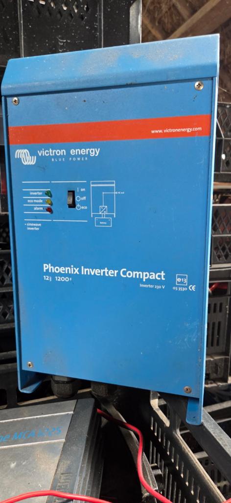 Victron Omvormer 12V naar 220V & Waeco Acculaders, Ophalen, Gebruikt