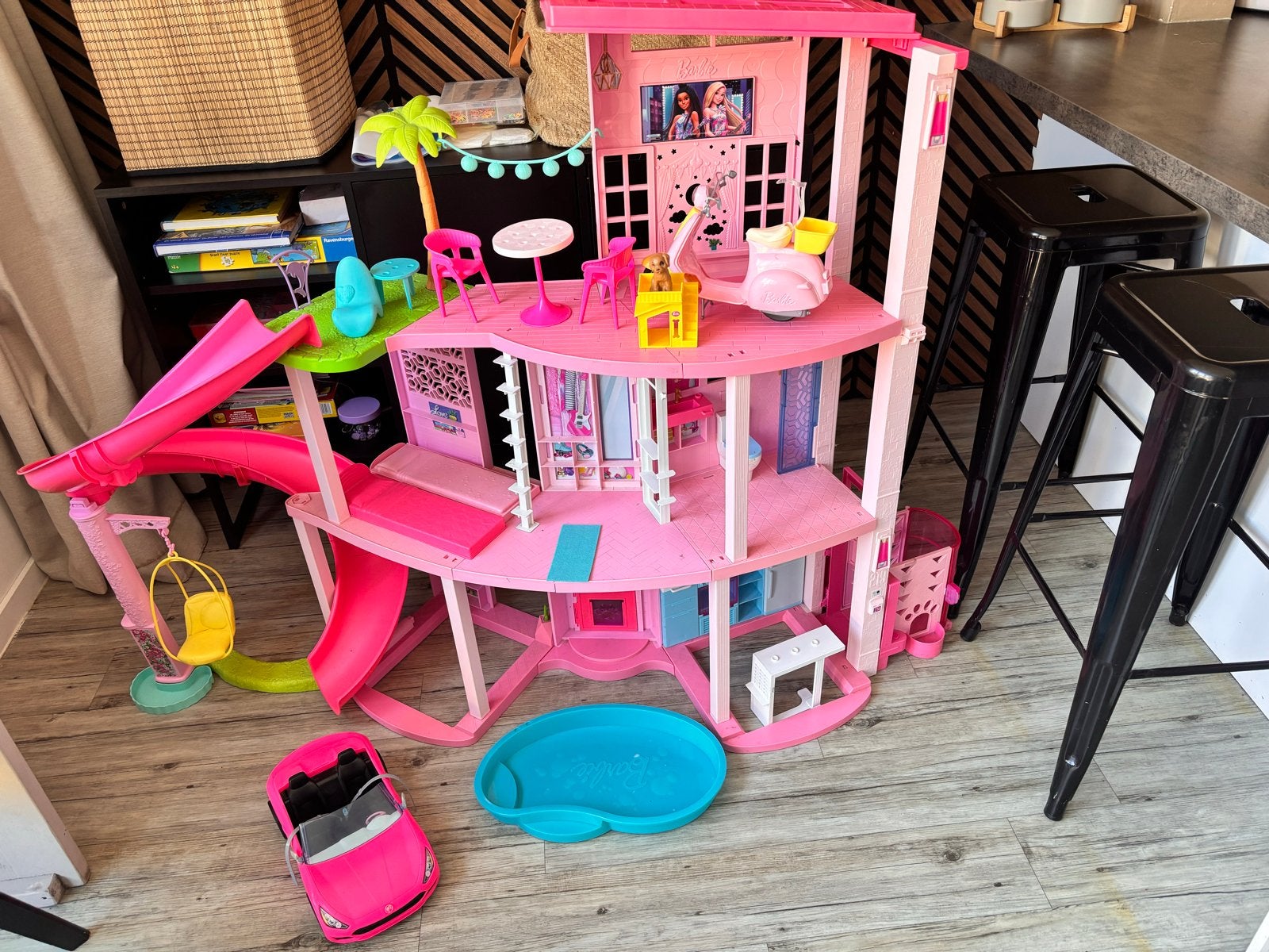 Groot Barbiehuis met accessoires - Nieuwprijs 205 euro, Ophalen of Verzenden, Gebruikt, Barbie