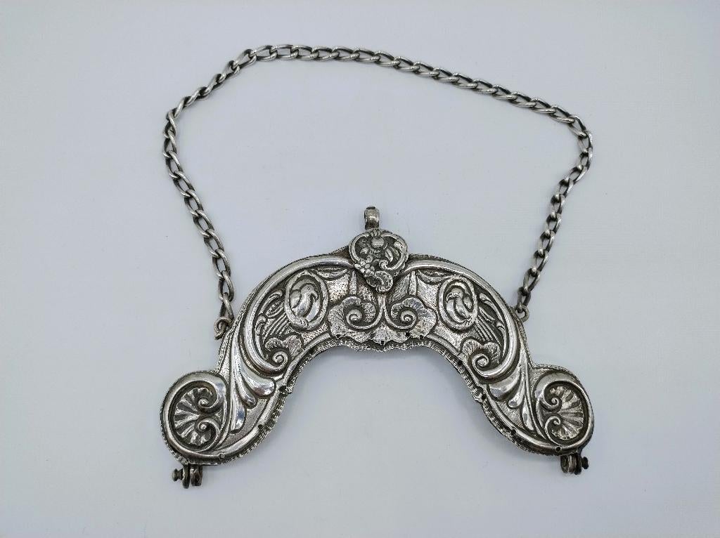 Zilveren tasbeugel met ketting, H. Hubert, Groningen, 1790, Verzenden, Zilver