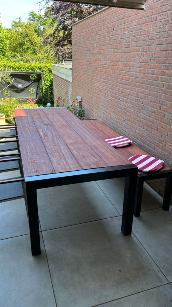 Tuintafel en bank met stalen frame en bijpassende stoelen!, Tuin en Terras, Tuinsets en Loungesets, Ophalen, Hardhout, Meer dan 8 zitplaatsen