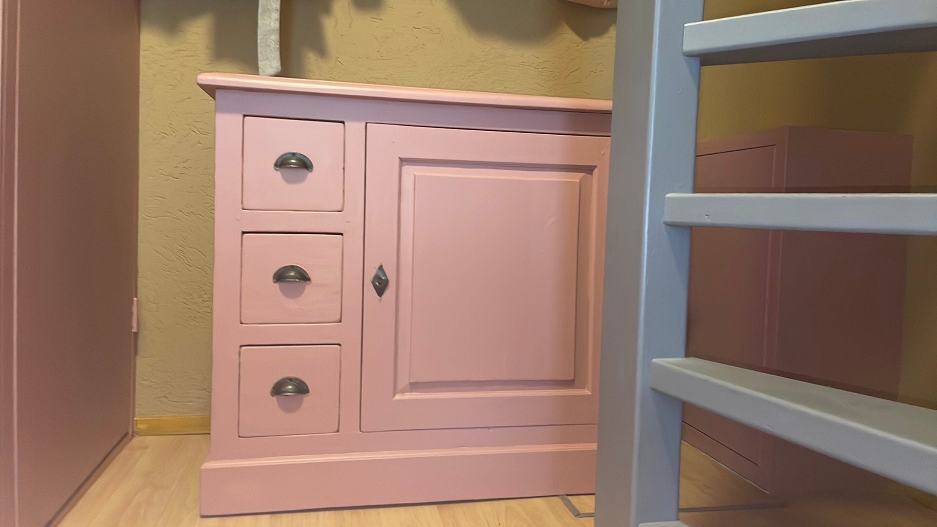 Mooie roze kast met lades en deur, Ophalen, Gebruikt, 100 tot 150 cm, 50 tot 100 cm