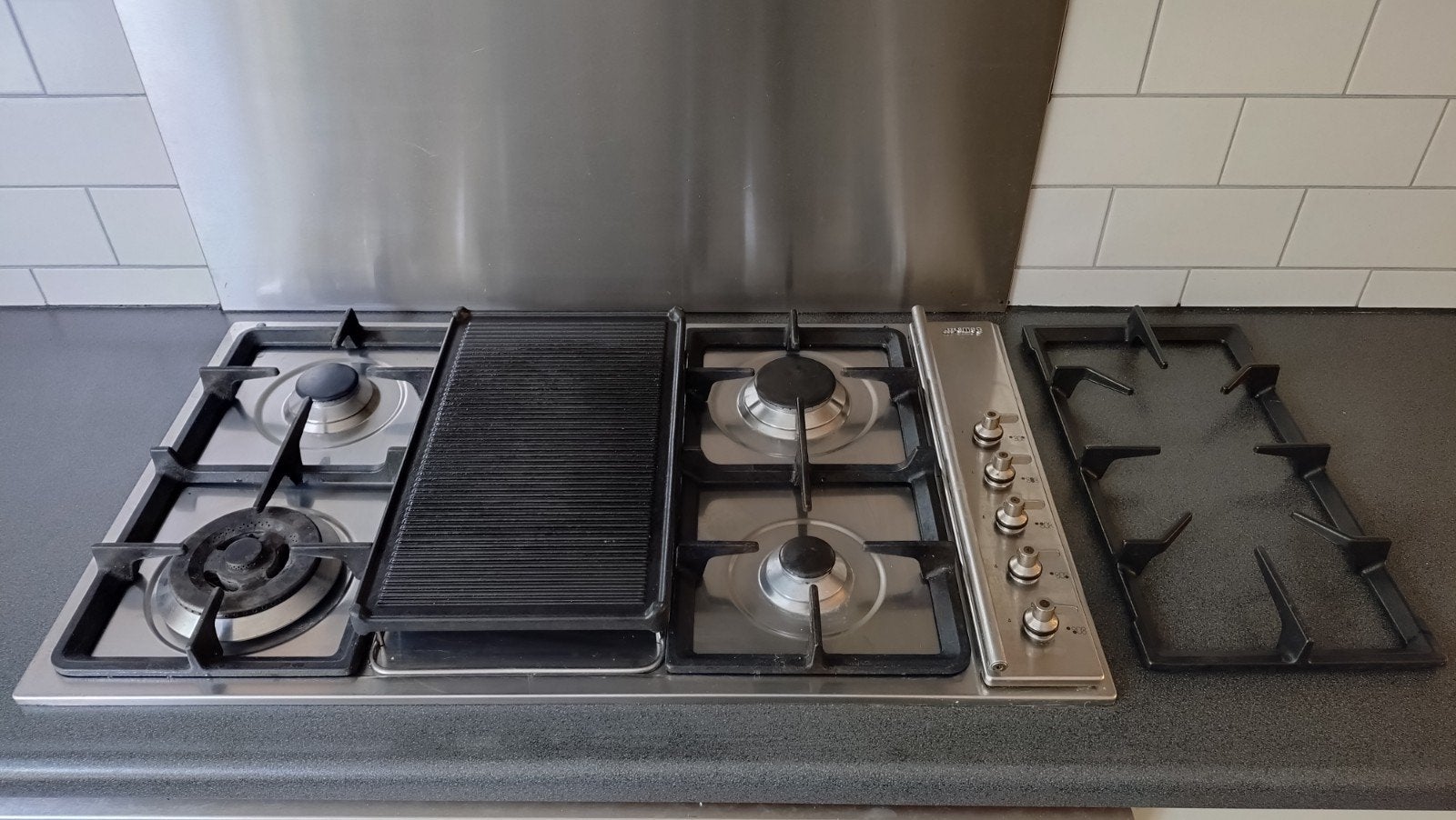 Smeg 85 cm 5-pits gaskookplaat met wokbrander en grillplaat, Ophalen, Gebruikt, Inbouw, Gas